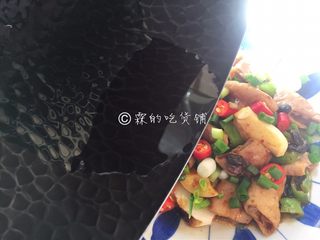 13、拍蒜豉香蒸大肠,花生油少许,烧热后浇在小葱和辣椒上。