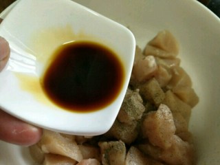 5、柠香鸡米花,放入生抽