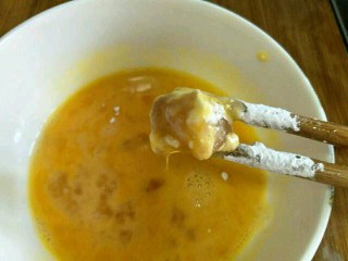 8、柠香鸡米花,再放入蛋液中裹匀～