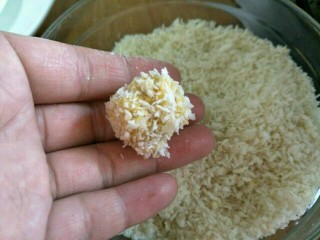 9、柠香鸡米花,最后再放入面包糠中裹匀～