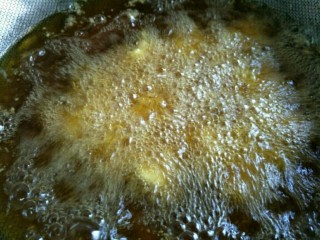 10、柠香鸡米花,做好后就可以炸啦，油温7成热下锅炸制，不要急于翻动，定型后再翻动哈～