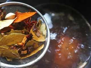 7、香辣卤牛肉,一起倒入锅里,大火烧开转小火加盖焖煮。