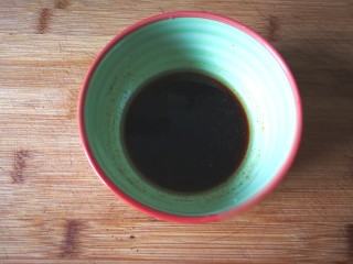 12、香辣卤牛肉,牛肉切成薄片后,调一碗酱汁:2汤匙生抽、1茶匙耗油、2汤匙自制辣椒油将牛肉片拌匀放一边备用。