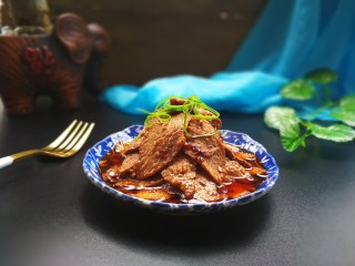 14、香辣卤牛肉,最后将葱撕成葱卷点缀凹个造型。成品~