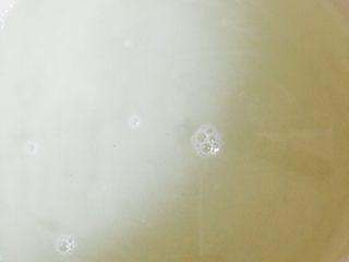 3、广式红豆沙蛋黄月饼,保持用小火加热糖水，煮的中途不要搅拌，以免锅边的砂糖出现结晶，糖水开始沸腾时放入柠檬汁，继续用小火慢慢熬煮