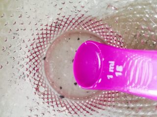 6、广式红豆沙蛋黄月饼,制作枧水：将2克盐和10克冷水混合，搅匀融化即可。