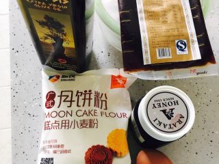 7、广式红豆沙蛋黄月饼,准备好所有材料了