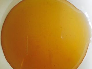 8、广式红豆沙蛋黄月饼,取3克调好的枧水放入转化糖浆搅匀