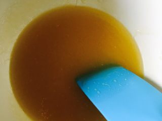 9、广式红豆沙蛋黄月饼,分三次加入橄榄油，每次都要充分搅匀