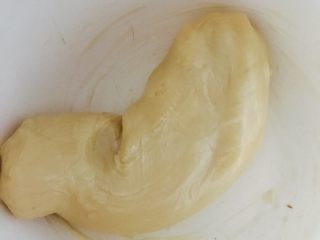 12、广式红豆沙蛋黄月饼,敷保鲜膜放入冰箱冷藏一小时