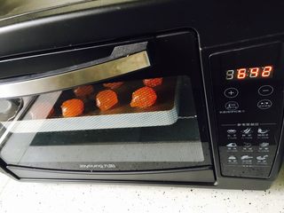 15、广式红豆沙蛋黄月饼,放入预热好的烤箱中下层上下火160度7分钟