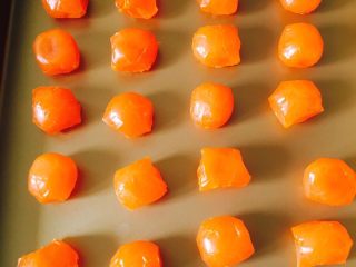 16、广式红豆沙蛋黄月饼,烤好的蛋黄晾凉