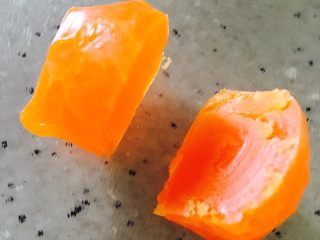 17、广式红豆沙蛋黄月饼,凉了的蛋黄一切两半