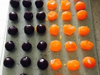 18、广式红豆沙蛋黄月饼,依次将蛋黄切好，红豆沙搓成均匀的小圆球