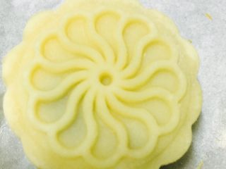 25、广式红豆沙蛋黄月饼,将包好的月饼胚子放到烤盘上，用月饼模轻轻向下按压，挤出月饼。