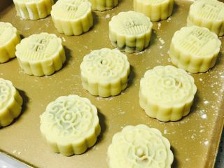 29、广式红豆沙蛋黄月饼,取出来晾五分钟