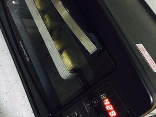 32、广式红豆沙蛋黄月饼,刷好的月饼再次放入烤箱中下层，调制180度烤5分钟，取出晾凉再刷蛋液，如此反复烤三次。