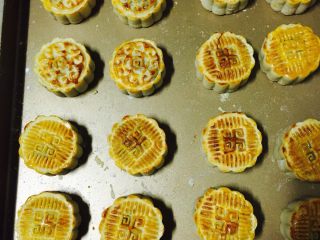 35、广式红豆沙蛋黄月饼,烤好的月饼不要马上取出，等彻底晾凉后再取出。