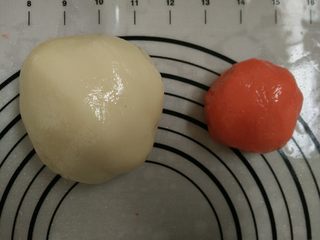 2、花朵冰皮月饼,7.取出100克放入2滴红色色素揉均匀（可以放红曲米粉，我家里没有了，又想做出漂亮的花朵所以用了两滴色素）