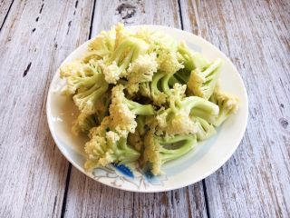 2、番茄鸡蛋菜花,将菜花掰成小朵，洗干净，沥一下水分备用。