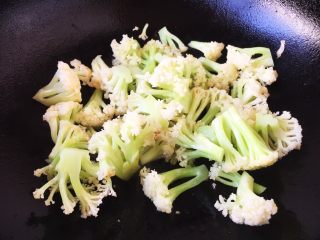 3、番茄鸡蛋菜花,大火置锅，锅微热时，放入少许的油，放入菜花煸炒一下，断生即可。