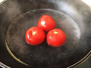 6、番茄鸡蛋菜花,在番茄的顶部用刀划个十字口。