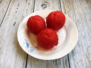 7、番茄鸡蛋菜花,将番茄皮剥下去。