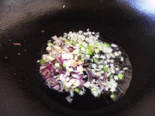 9、番茄鸡蛋菜花,热锅凉油，放入洋葱碎和葱花爆香。