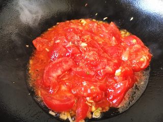 10、番茄鸡蛋菜花,放入番茄块，将番茄块炒熟。