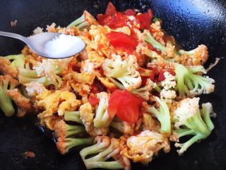 13、番茄鸡蛋菜花,放入适量的盐调味。