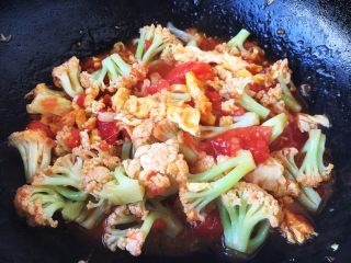 15、番茄鸡蛋菜花,翻炒均匀即可。
