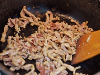 10、鱼香肉丝,锅中油烧热，放入肉丝，迅速划散，炒至段生盛出备用。