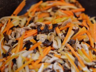 13、鱼香肉丝,放入肉丝翻炒均匀。