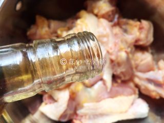 2、干葱豆豉鸡,整鸡洗净，剁成块，加入料酒。