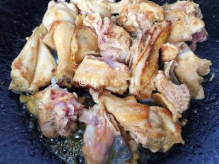8、干葱豆豉鸡,一面金黄色后翻面。