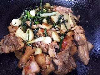9、干葱豆豉鸡,等鸡块两面都变成金黄色后，把刚才炸好的葱姜蒜重新倒入。