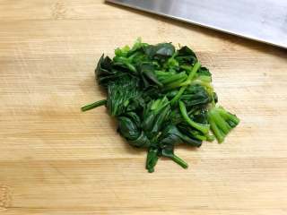 1、翡翠饺子,菠菜先焯下水,切成小段。