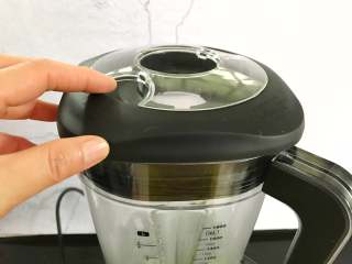 3、翡翠饺子,盖上盖子和加料口盖。