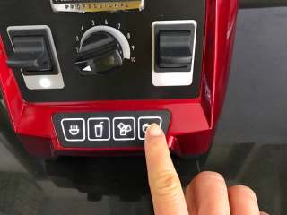 4、翡翠饺子,开启电源后选择纯果汁程序按钮。