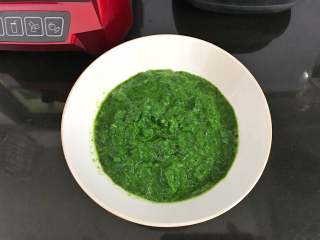 5、翡翠饺子,程序完成后倒出菠菜汁。