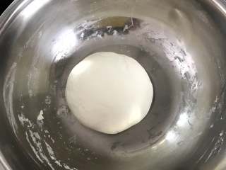 7、翡翠饺子,用300克面粉加150克水和成软硬合适的白色面团。醒30分钟。