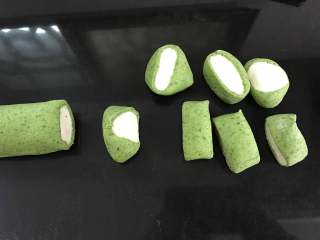 10、翡翠饺子,切成大小差不多的剂子。