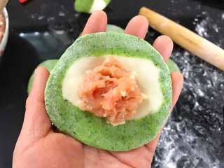 12、翡翠饺子,包入肉馅。