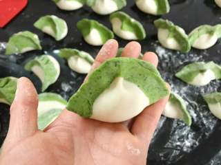 13、翡翠饺子,然后用双手挤成大肚饺子。
