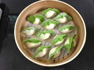 14、翡翠饺子,全部做好后码入蒸笼。