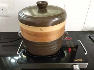 15、翡翠饺子,入蒸锅,水开后蒸15分钟即可。