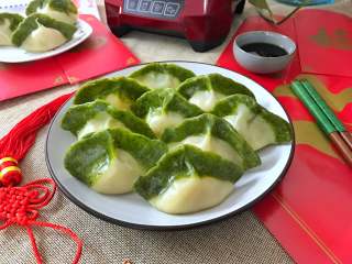 16、翡翠饺子,入蒸锅,水开后蒸15分钟即可。