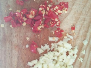 3、清蒸海蟹,在等待螃蟹的时候，将生姜、打算、辣椒切成碎末