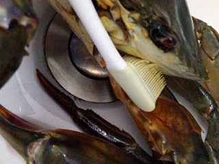 6、清蒸海蟹,用刷子将螃蟹的全身刷洗干净，特别是肚脐、钳子内部等地方