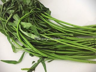 2、去油去腻—黑木耳炒空心菜,空心菜去叶，掰成手指长的段